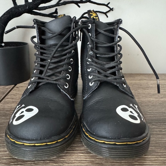 Dr Martens 1460 Skull & Bones Leather Lace Up Boots Girls Size 10 EUC Shoes Icon - Picture 2 of 11